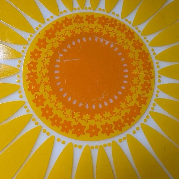 Pyrex Daisy 1 1/2 Quart Divided Dish “Golden Sunflower” 1970 GUC - Picture 2 of 6